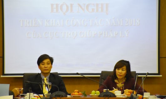 Thứ trưởng Bộ Tư pháp Nguyễn Khánh Ngọc và Cục trưởng Cục Trợ giúp pháp lý Nguyễn Thị Minh đồng chủ trì cuộc họp