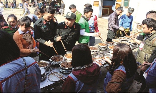 Các chiến sĩ CSCĐ chuẩn bị hơn 300 suất ăn cho cụ già và trẻ nhỏ tại trung tâm