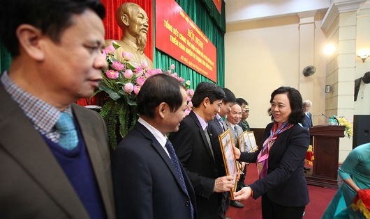 Đồng chí Ngô Thị Thanh Hằng, Phó Bí thư Thường trực Thành ủy Hà Nội trao Bằng khen cho 10 tập thể