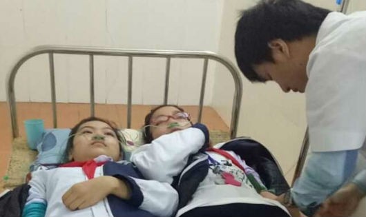  Hít phải khí độc từ  Cty CP Thép Việt Nhật, hàng chục học sinh nhập viện cấp cứu