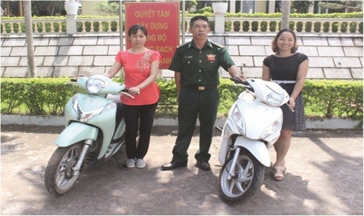 Chị Vũ Thị Lý và chị Nguyễn Thị Thủy Liên nhận lại xe máy bị mất cắp