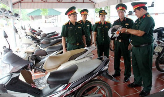 Đại tá Nguyễn Văn Thái - Chủ nhiệm Kỹ thuật Quân khu 1 kiểm tra mũ bảo hiểm quân nhân khi tham gia giao thông