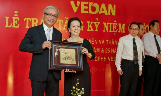 Bà Nguyễn Thị Diễm Trang nhận Kỷ niệm chương từ TGĐ Vedan