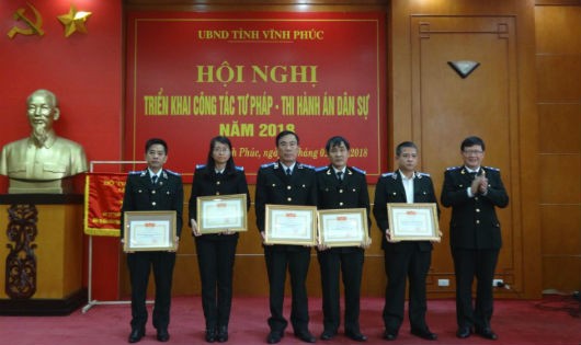 Tổng cục trưởng Mai Lương Khôi trao thưởng cho các đơn vị, cá nhân có thành tích