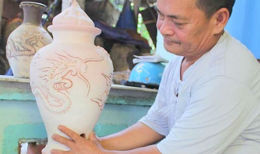 Nghệ nhân dân gian Đặng Văn Trịnh bên sản phẩm gốm Mỹ Thiện