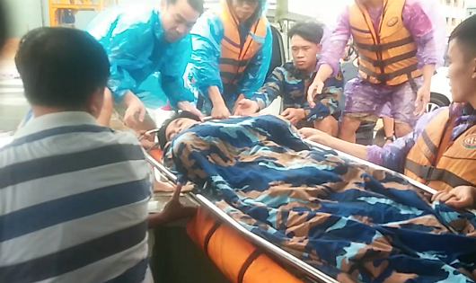 Bộ đội Hải quân cứu nạn thuyền viên tàu vận tải Long Sơn 08 bị chìm