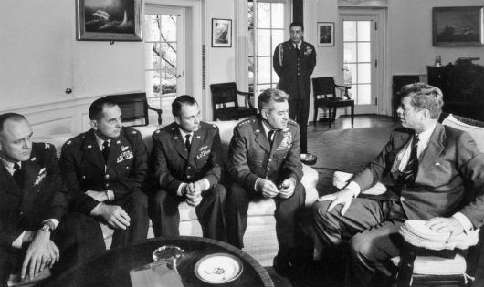 Trong suốt cuộc Khủng hoảng tên lửa Cuba (CMC) vào năm 1962, Tổng thống John F Kennedy đã thảo luận về kết quả của các nhiệm vụ giám sát tại Cuba 
