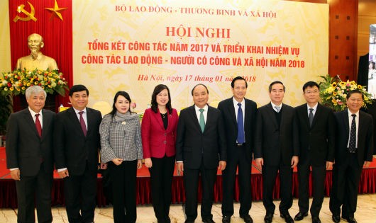 Thủ tướng chụp ảnh lưu niệm với  lãnh đạo Bộ LĐTBXH và các đại biểu dự Hội nghị