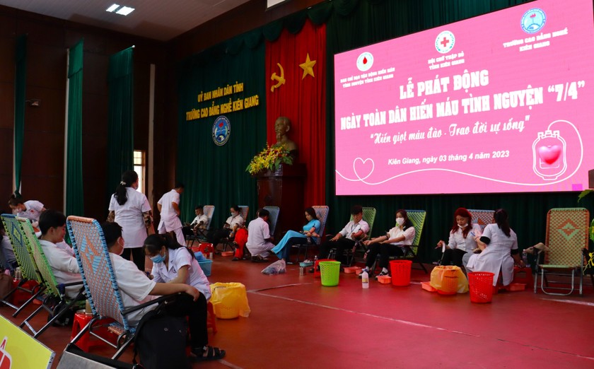 Hơn 300 sinh viên ở Kiên Giang tham gia Ngày toàn dân hiến máu 