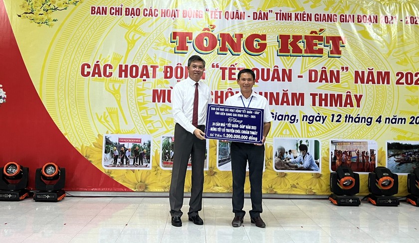 Ông Nguyễn Lưu Trung, Phó Chủ tịch UBND tỉnh Kiên Giang trao bảng tượng trưng tặng 24 căn nhà “Tết Quân – Dân năm 2023