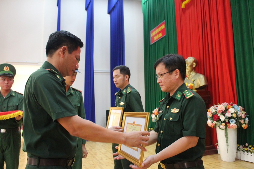 Đại tá Võ Văn Sử, Chỉ huy trưởng BĐBP tỉnh Kiên Giang trao giấy khen cho tập thể có thành tích tốt trong triển khai thực hiện tham gia cuộc thi.