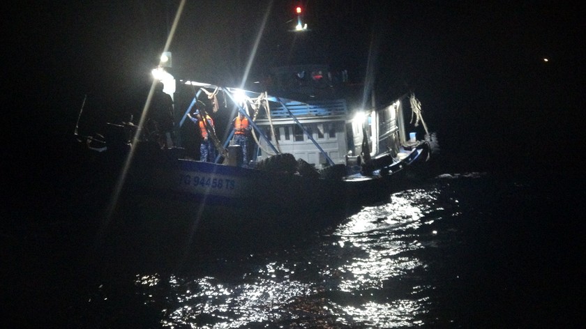 Bộ Tư lệnh vùng Cảnh sát biển 4 bắt giữ tàu vận chuyển dầu DO trái phép trên biển 