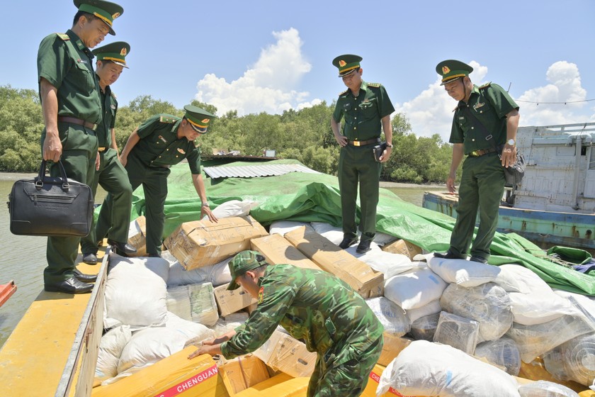 Lãnh đạo Bộ đội Biên phòng tỉnh Kiên Giang trực tiếp kiểm tra hàng hóa trên tàu. Ảnh: Khánh Thùy