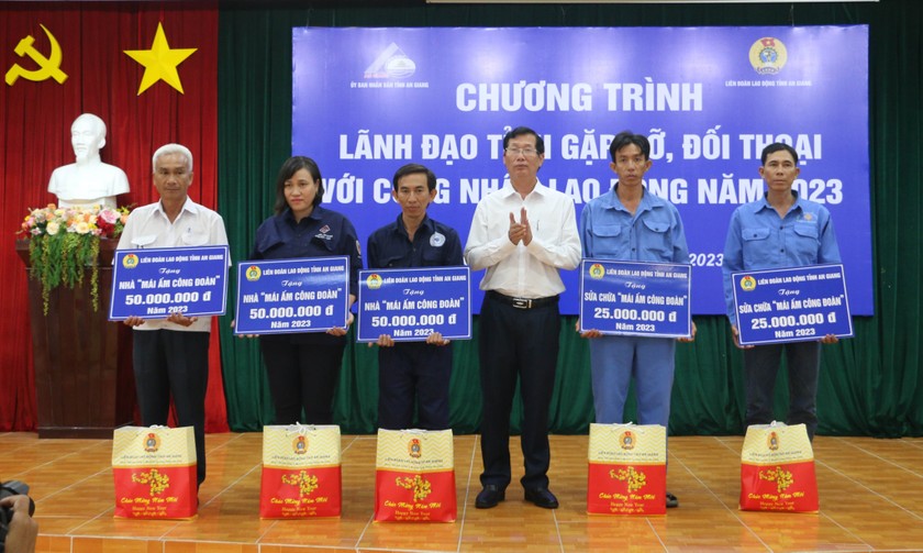 Phó Chủ tịch UBND tỉnh An Giang Lê Văn Phước trao nhà “Mái ấm công đoàn” cho người lao động khó khăn