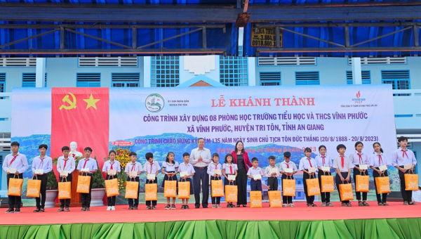 Phó Chủ tịch nước Võ Thị Ánh Xuân dự lễ khánh thành công trình xây dựng 08 phòng học Trường Tiểu học và THCS Vĩnh Phước