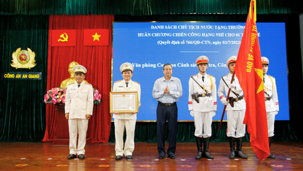 Công an tỉnh An Giang long trọng tổ chức Lễ trao tặng các hình thức khen thưởng cấp Nhà nước