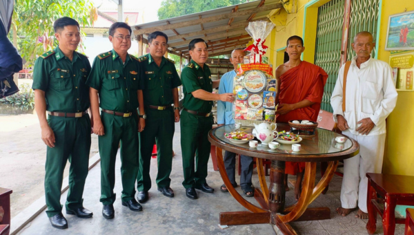 BĐBP An Giang thăm và chúc mừng Lễ Sen Dolta năm 2023 của đồng bào Khmer