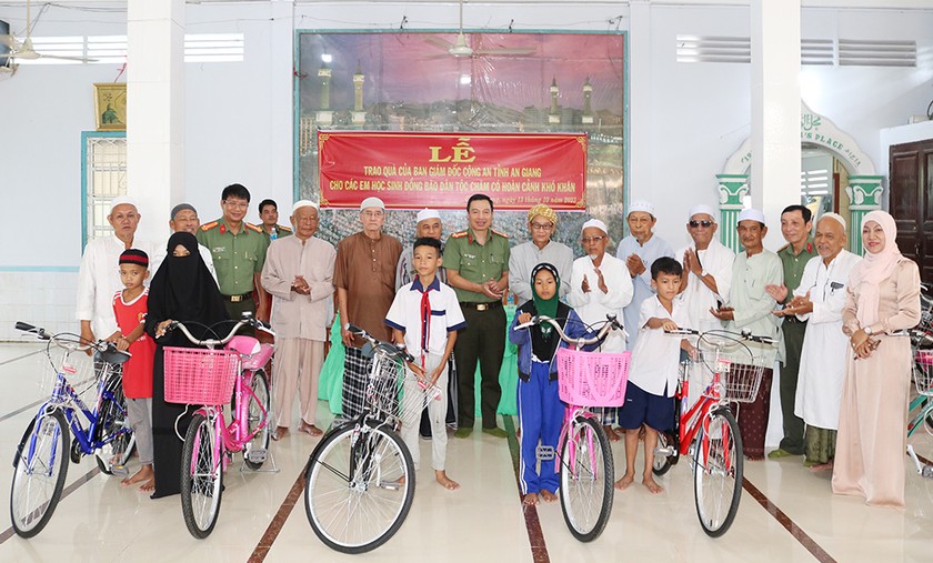 Công an tỉnh An Giang tặng xe đạp cho học sinh đồng bào dân tộc Chăm