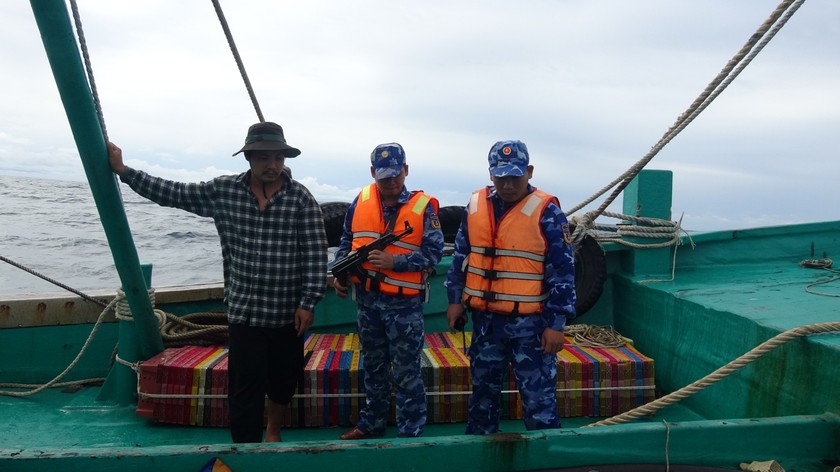 Bộ Tư lệnh Vùng Cảnh sát biển 4 bắt giữ tàu vận chuyển “dầu DO” trái phép