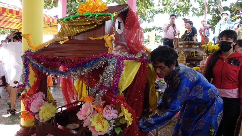 Người dân địa phương thực hiện các nghi thức tại lễ hội Nghinh Ông huyện Kiên Hải.
