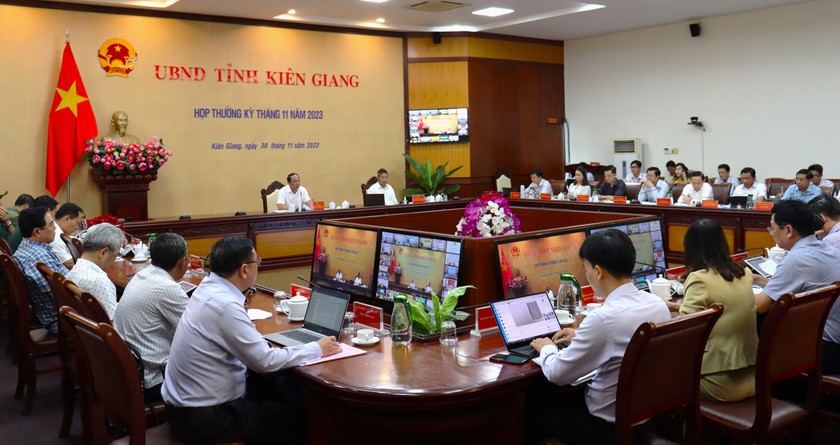 Quang cảnh cuộc họp thường kỳ UBND tỉnh tháng 11/2023.
