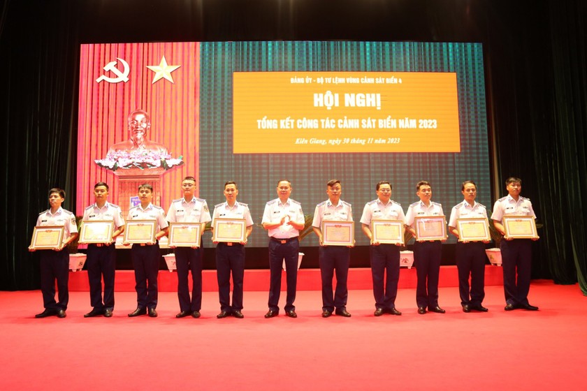 Thiếu tướng Nguyễn Văn Dũng, Chính ủy BTL Vùng, trao thưởng cho các cá nhân có thành tích tiêu biểu, xuất sắc trong năm 2023.