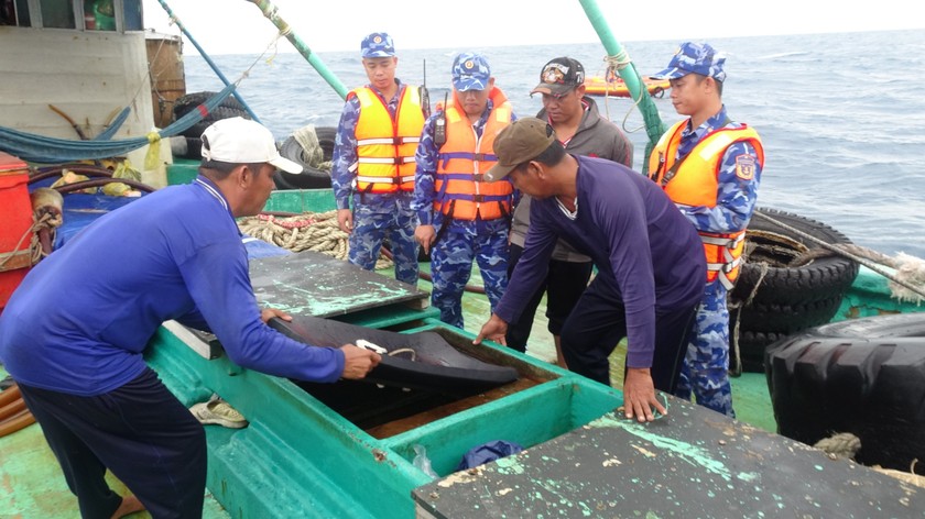 Bộ Tư lệnh Vùng Cảnh sát biển 4 bắt giữ tàu vận chuyển khoảng 130.000 lít dầu Do