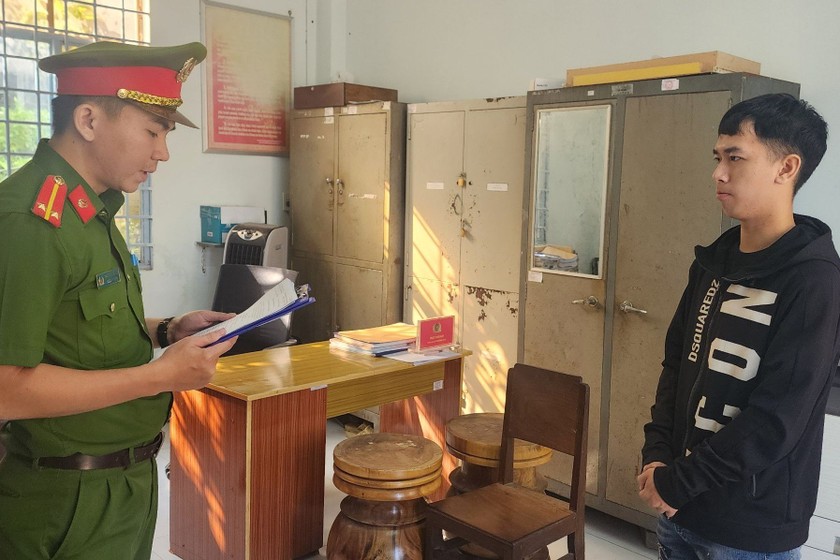 Cán bộ điều tra đọc quết định khởi tố bị can về tội cho vay lãi nặng trong giao dịch dân sự đối với Nguyễn Tùng Lâm.
