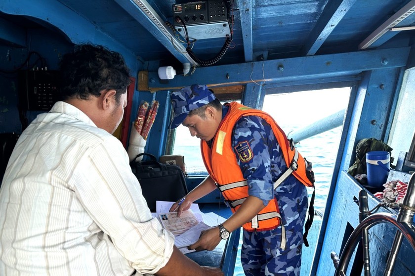 Bộ Tư lệnh Vùng Cảnh sát biển 4 bắt giữ tàu vận chuyển dầu DO trái phép
