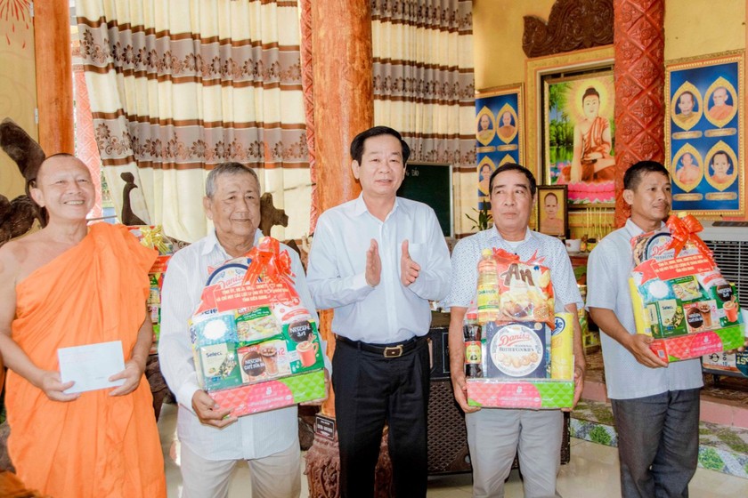 Ông Đỗ Thanh Bình - Bí thư Tỉnh uỷ Kiên Giang trao quà cho người dân Khmer có uy tín ở địa phương. (Ảnh: Khánh Thuỳ)