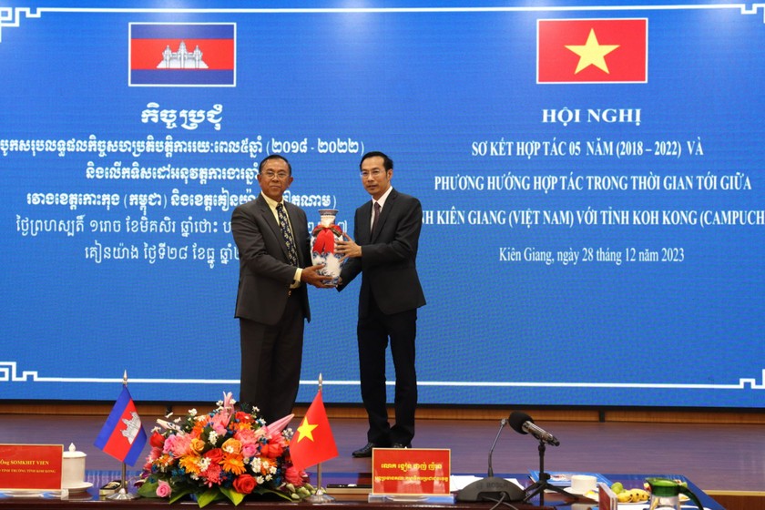 Phó Chủ tịch UBND tỉnh Kiên Giang Nguyễn Thanh Nhàn trao tặng Phó tỉnh Trưởng tỉnh Koh Kong, Tiến sĩ SomKhit Vien bình hoa, gốm sứ Minh Long.