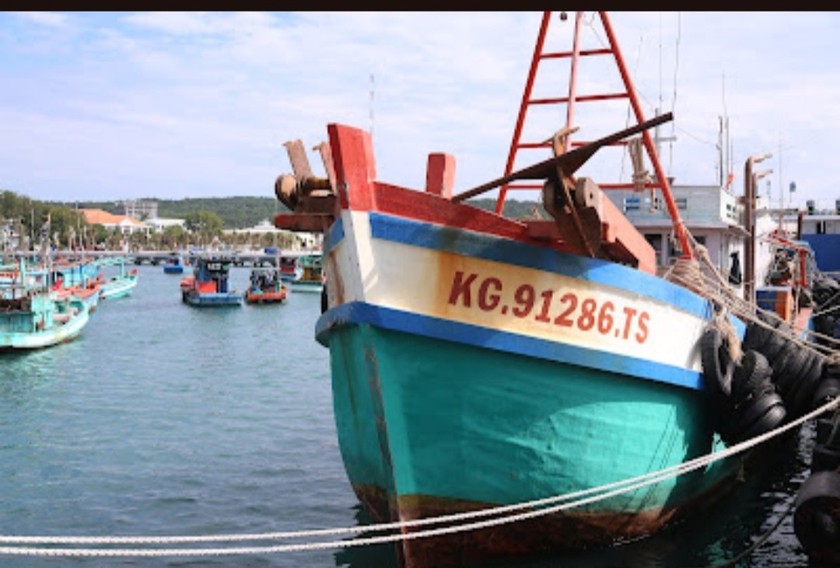 Vùng Cảnh sát biển 4 bắt giữ tàu chở thiết bị giám sát hành trình của tàu cá khác