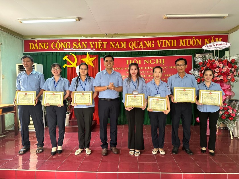 Ông Ngô Văn Lâm - Giám đốc BQL Cảng cá Kiên Giang (đứng thứ 4 từ trái qua) trao bằng khen cho các cá nhân đạt thành tích xuất sắc.