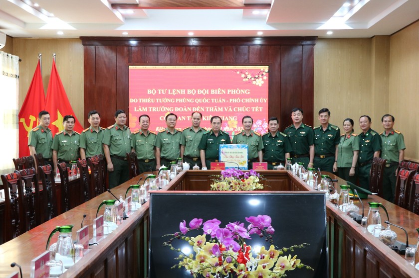 Bộ Tư lệnh Bộ đội Biên phòng thăm và chúc Tết Công an tỉnh Kiên Giang