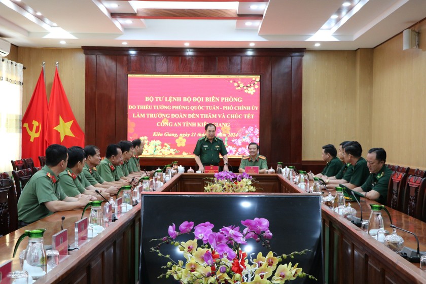Thiếu tướng Phùng Quốc Tuấn gửi lời chúc tốt đẹp nhất đến cán bộ, chiến sỹ lực lượng vũ trang Công an tỉnh Kiên Giang. Thiếu tướng Phùng Quốc Tuấn gửi lời chúc tốt đẹp nhất đến cán bộ, chiến sỹ lực lượng vũ trang Công an tỉnh Kiên Giang.