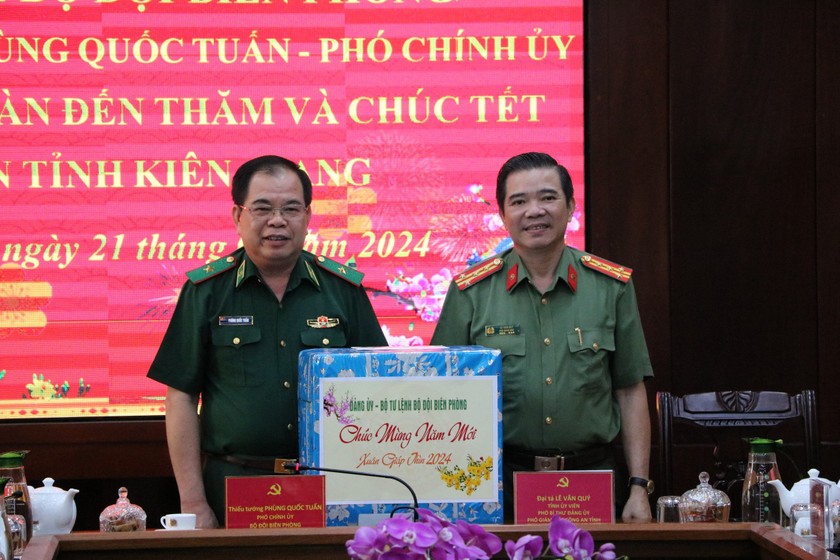 Bộ đội Biên phòng trao tặng quà cho Công an tỉnh Kiên Giang. Bộ đội Biên phòng trao tặng quà cho Công an tỉnh Kiên Giang.