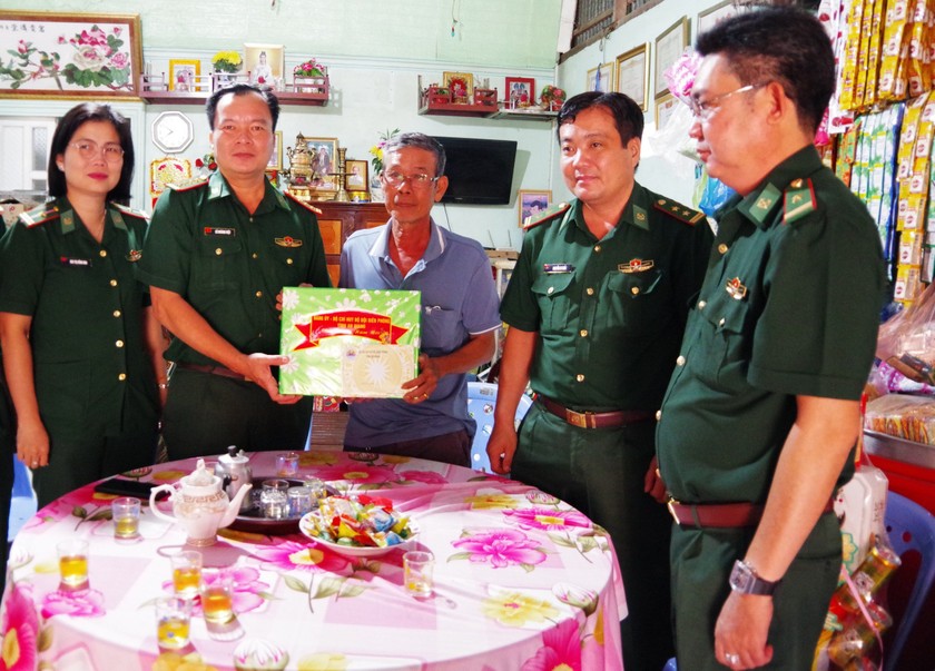 Đại diện gia đình nhận quà cho Mẹ VNAH Nguyễn Thị Lựu.