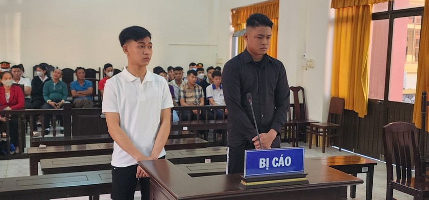 Tài (bên trái) và Phúc tại phiên tòa.