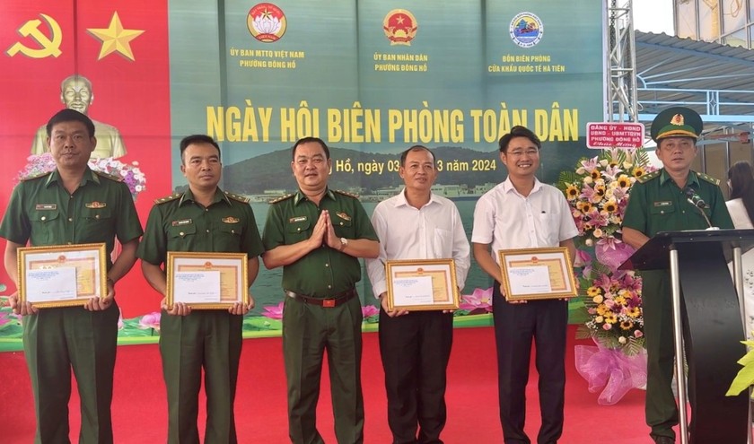 Ban chỉ huy đồn Biên phòng cửa khẩu Quốc tế Hà Tiên trao giấy khen của Bộ chỉ huy cho các cá nhân có thành tích xuất sắc trong thực hiện Ngày Biên phòng.