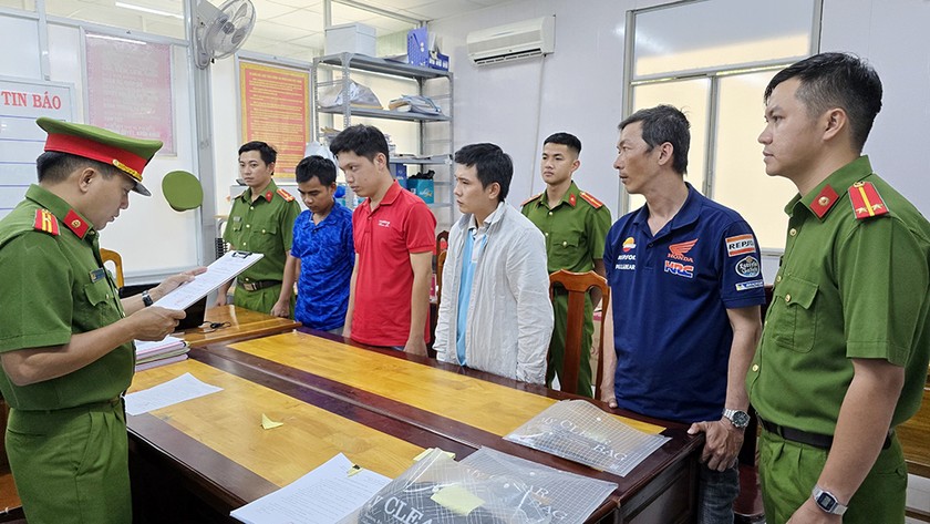 Cơ quan Cảnh sát điều tra Công an TP. Long Xuyên thi hành Lệnh bắt tạm giam đối với Lộc, Khoa, Toàn và Khánh.