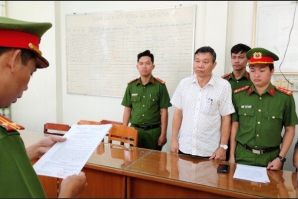 Ông Nguyễn Văn Du nghe đọc lệnh khởi tố bị can và lệnh bắt bị can để tạm giam.