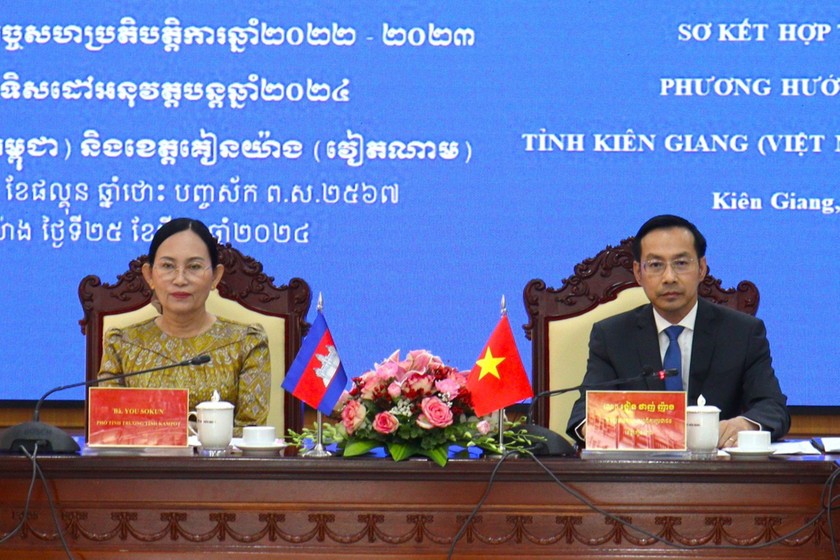 Lãnh đạo tỉnh Kiên Giang (bên phải) và lãnh đạo tỉnh Kampot (bên trái) đồng chủ trì hội nghị.