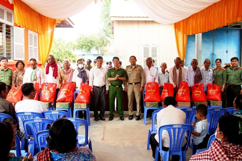 Công an tỉnh An Giang tặng quà cho người dân có hoàn cảnh khó khăn xã Preaek Dach, huyện Leuk Daek, tỉnh Kandal, Vương quốc Campuchia.