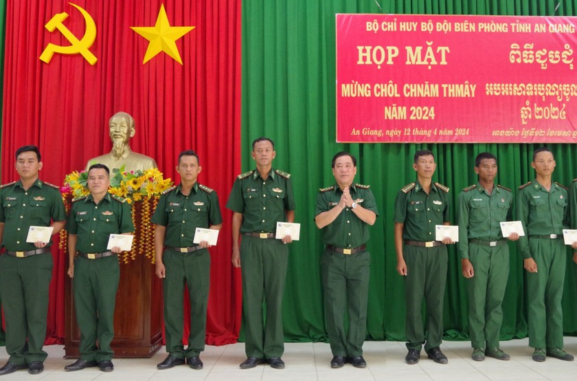 Thượng tá Nguyễn Văn Hiệp - Chính uỷ BĐBP tỉnh tặng quà cho cán bộ, chiến sĩ người dân tộc Khmer.