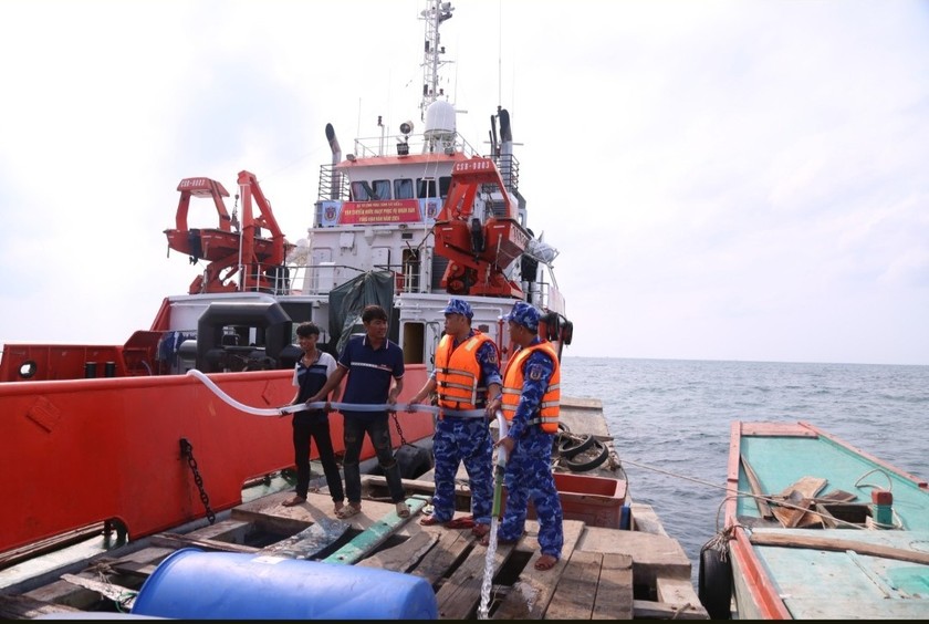 350.000 lít nước ngọt của Bộ Tư lệnh Vùng Cảnh sát biển 4 đã đến với Nhân dân đảo Hòn Chuối