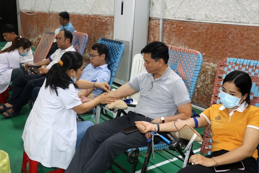 Cán bộ, công chức, viên chức, người lao động tham gia hiến máu tình nguyện.