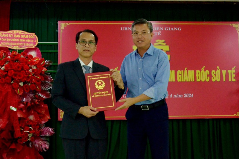 Trao Quyết định bổ nhiệm Giám đốc Sở Y tế tỉnh cho Đại tá Hồ Văn Dũng (bìa trái).