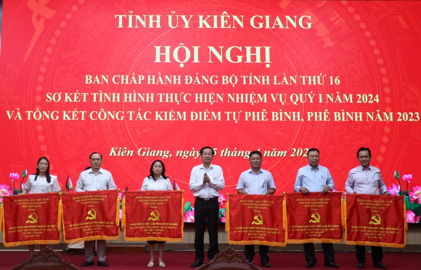 Ông Đỗ Thanh Bình - Bí thư Tỉnh ủy Kiên Giang tặng 6 cờ thi đua của Tỉnh ủy cho các tổ chức cơ sở Đảng.