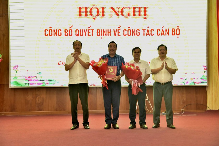Ông Lâm Minh Thành - Phó Bí thư thường trực Tỉnh ủy, Chủ tịch UBND tỉnh Kiên Giang (bìa trái) trao quyết định công tác cán bộ cho ông Nguyễn Văn Mao (thứ hai, từ trái qua) và Trương Quốc Bảo (thứ hai từ phải qua).