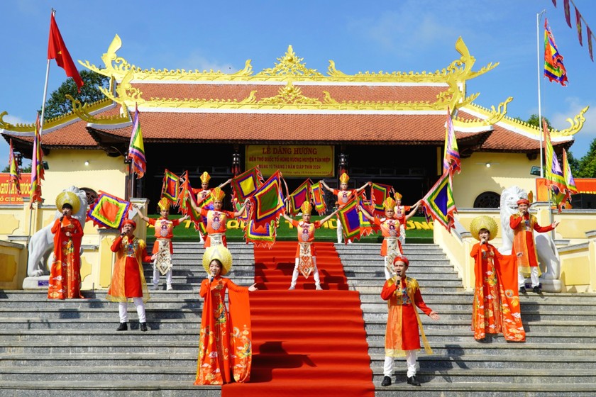 Văn nghệ chào mừng Lễ Giỗ Tổ Hùng Vương tại Đền thờ Quốc Tổ Hùng Vương (huyện Tân Hiệp, Kiên Giang). 